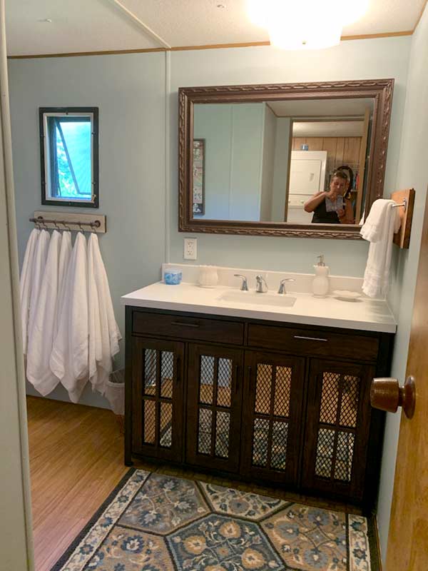 J&S Creekside Cabins Trout Cottage second bathroom