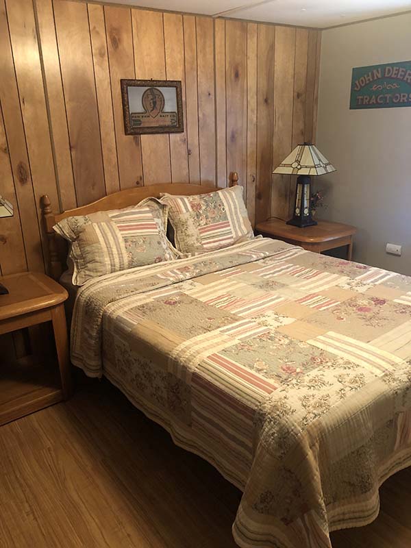 J&S Creekside Cabins Trout Cottage bedroom Catskills